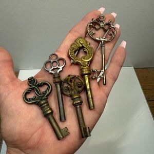 5 Vintage Antique Skeleton Keys brass large size estate lot